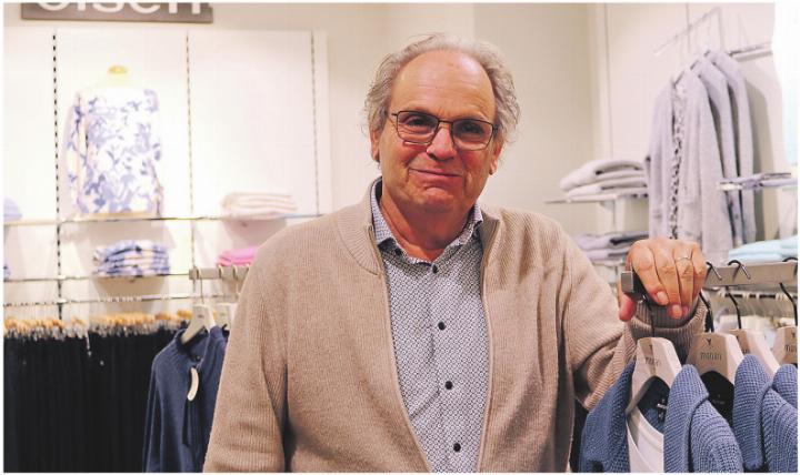 Geschäftsinhaber Benno Käppeli dankt seinen langjährigen Kunden. Foto: ci