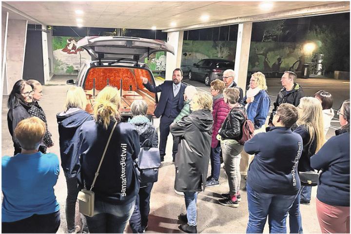 Das Interesse am Innenleben des Leichenwagens ist gross. Fotos: ci