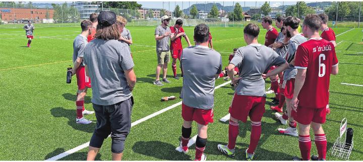 FC-Sins-Drüü-Trainer Fabian Guggenbühl bei der Pausenansprache in Zug. 
Foto: zVg