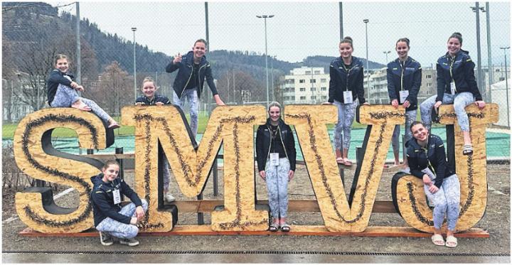 Stolz posieren die GymFreaks vor dem grossen SMVJ-Schild. Mit viel Einsatz und Teamgeist sicherten sie sich den vierten Rang. Foto: zVg
