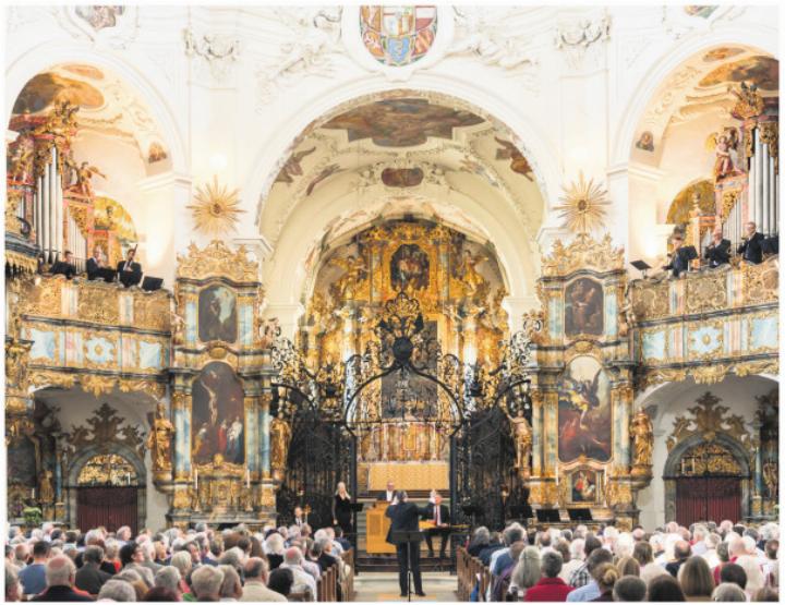 Musik von vier Emporen in der Klosterkirche in Muri. Foto: zVg