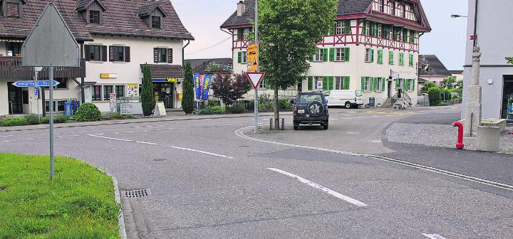 Auf der Rüstenschwilerstrasse wird es eine Fussgängerquerung geben. Der Baum an der Kreuzung rechts kommt weg. Foto: rah