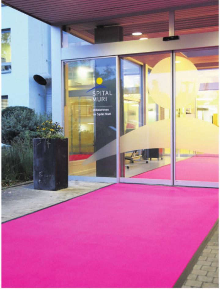 Der pinke Teppich vor dem Eingang des Spitals Muri setzt ein Zeichen. Foto: zVg