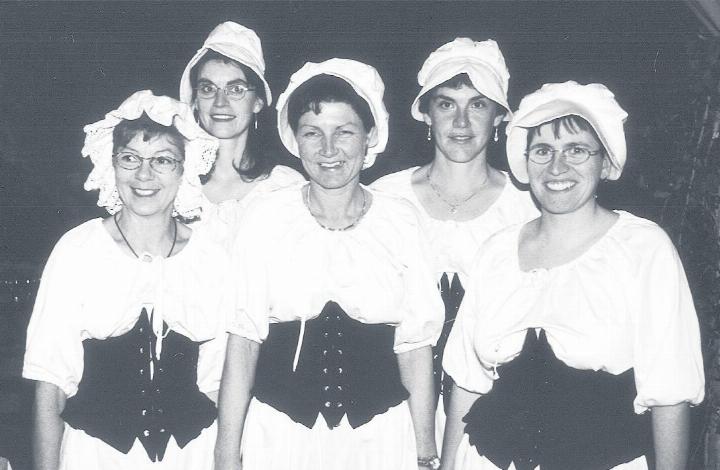 Historischer Abend in Meienberg: Fünf Frauen des Frauenbundes Sins sorgten charmant und mittelalterlich für die Bedienung der erlauchten Herrschaften. Foto: Anzeiger-Archiv