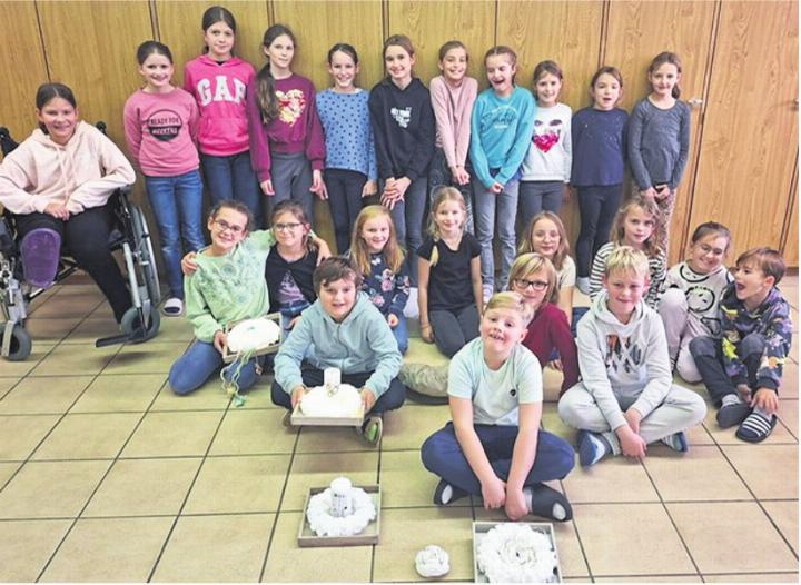 Zufriedene Kinder mit ihren Adventskreationen. Foto: zVg