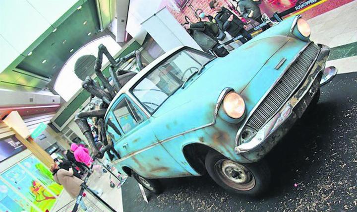 Weasley-Ford Anglia aus Harry Potter und eine Baby-Akromantula. Foto: zVg