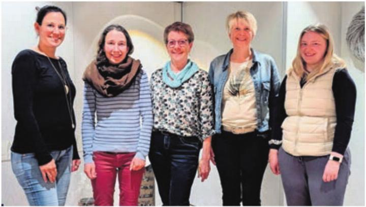 Die neu aufgenommenen Mitglieder Cristina Leu und Daniela Suter (links), Susanne Schwab und Tina Hullin (rechts), nehmen das neue Ehrenmitglied Lisbeth Arnold in die Mitte. Foto: Charlotte Wüthrich