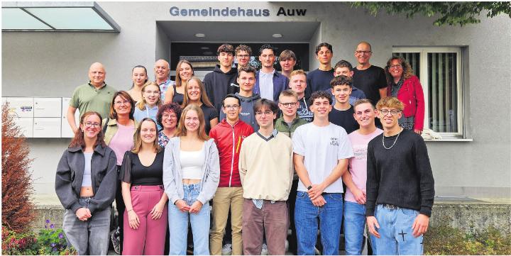 Jungbürgerinnen und Jungbürger mit den Gemeinderäten und dem Gemeindeschreiber. Foto: kb