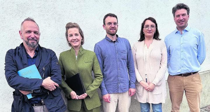 Das Solistenensemble: Daniel Reumiller, Carmela Konrad, Livio Schmid, Natalia Staroverova und der Dirigent Oleg Sopunov (von links). Foto: zVg