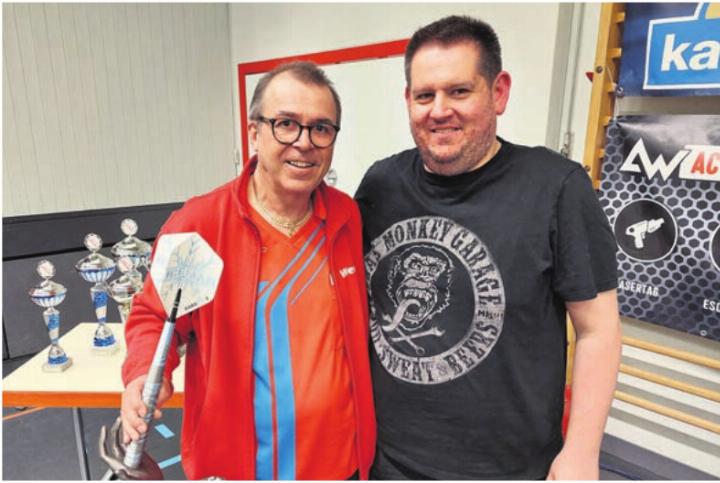 Profis unter sich: Organisator Werner Dreier (links mit dem Pokal aus dem 3D-Drucker) und Spieler Stefan «Belli» Bellmont. Fotos: ew