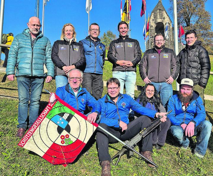 Schützengesellschaft Sins, oben: Thomas Duss, Sabine Furer, Milan Paulovcak, Kay Christen (Bechergewinner), Sascha Engel, Thomas Rossacher. Unten: René Infanger, Josef Ettlin (6. Rang), Mirjam Duss und Peter Bussmann. Fotos: hps