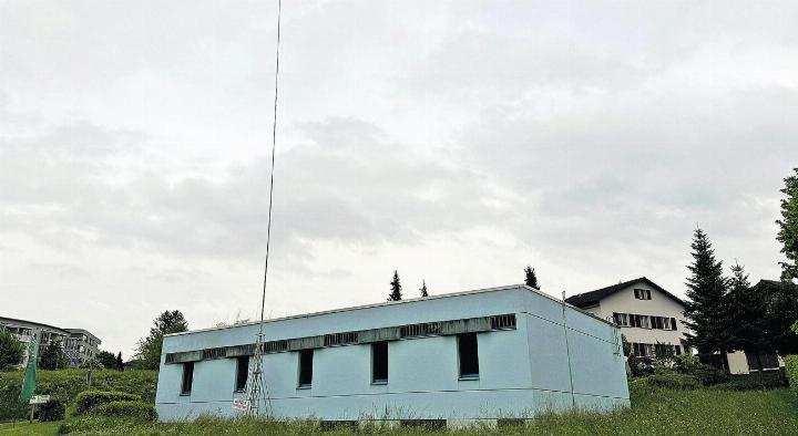 Der 25 Meter hohe Mast ist immer noch ausgesteckt. Doch vorerst wird hier nichts gebaut. Foto: rah