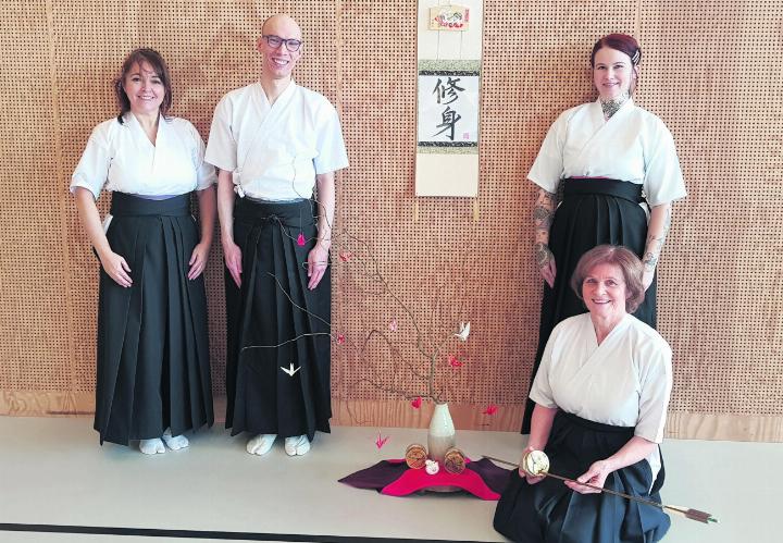 Cinzia Sorrentino-Pannullo, Emanuel Mörgeli, Stefanie Le-Stöckli und vorne Renate Bracchi mit dem getroffenen Kin Mato (von links). Foto: zVg