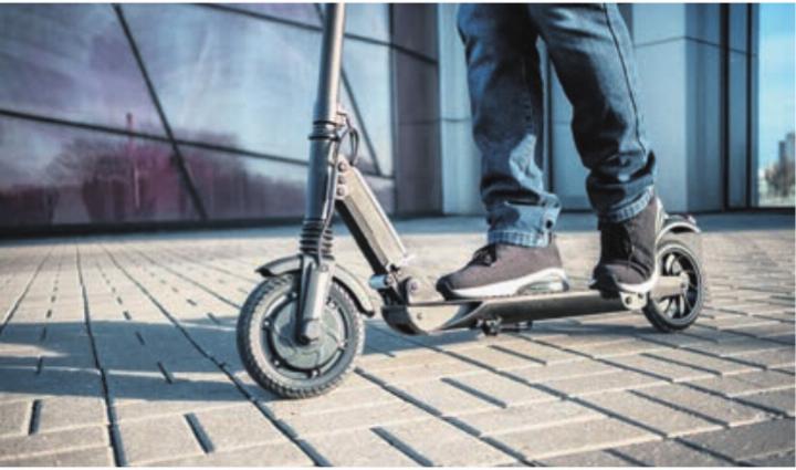 Mit dem E-Trottinett schnell unterwegs. Foto: bfu Mit dem E-Trottinett schnell unterwegs. Foto: bfu