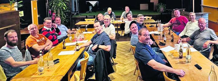 Der neu gegründete Feuerwehrverein bei seiner Gründung. Foto: zVg