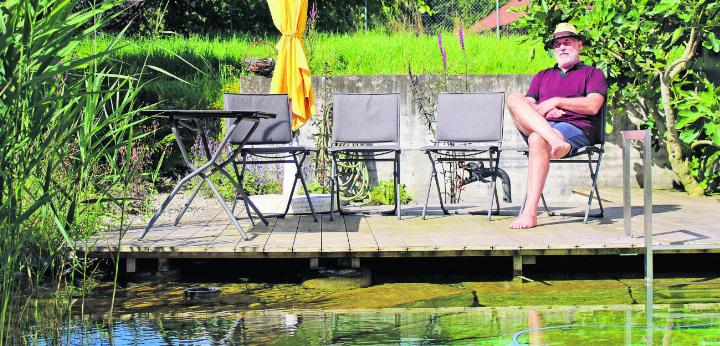 Nun kann er sein Leben als Pensionär geniessen. Unter anderem am Schwimmteich in seinem Garten in Mühlau. Fotos: rah