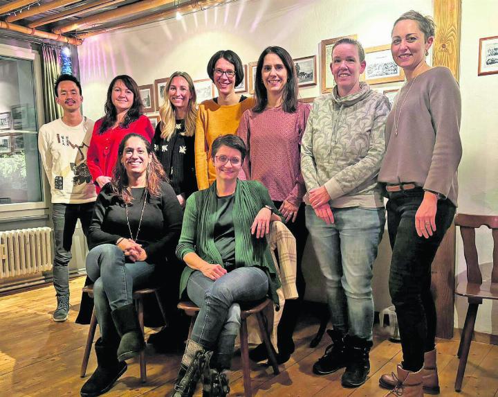 Hai Le, Susanne Ruhstorfer, Mirjam Deda, Daniela Karlen, Jeanine Leu, Delia Gugelmann, Evelyne Stenz (hinten von links). Dina Matter, Präsidentin, Melanie Bensegger, Kassierin (vorne von links). Foto: zVg