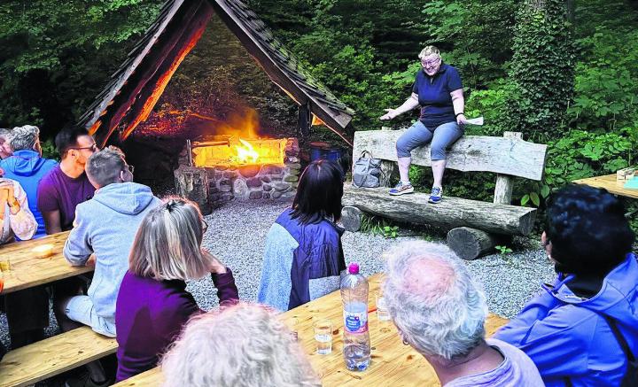 Die Regisseurin erzählt mit viel Leidenschaft aus dem neuen Stück. Foto: zVg