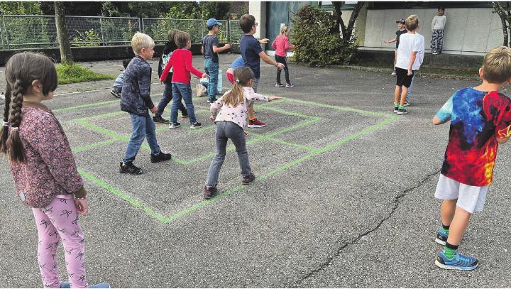 Im Frühling soll der Pausenplatz mit Spielfeldern neu gestaltet werden. Foto: zVg