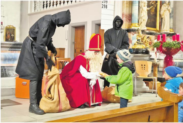 Für Vers oder Lied erhielten die Kinder einen Grittibänz vom Samichlaus. Foto: zVg