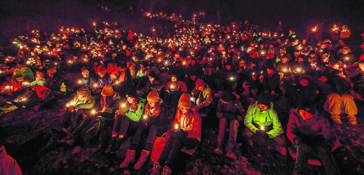 Jubla Schweiz erhellte die Ranftschlucht mit dem Friedenslicht. Foto: zVg