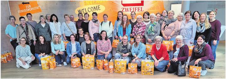 Die Abtwiler Frauen mit ihren gut gefüllten Einkaufstaschen nach dem Besuch der Genusswerkstatt. Foto: zVg