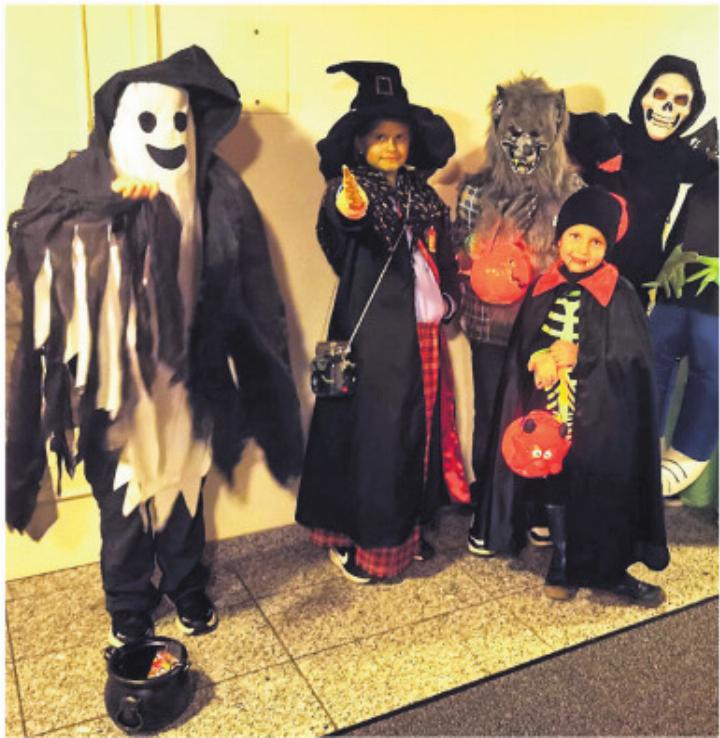 Heute feiern Kinder Halloween. Verkleidet als Hexen, Gespenster oder Vampire gehen sie von Haus zu Haus und bitten um Süssigkeiten. Heute feiern Kinder Halloween. Verkleidet als Hexen, Gespenster oder Vampire gehen sie von Haus zu Haus und bitten um Süssigkeiten.