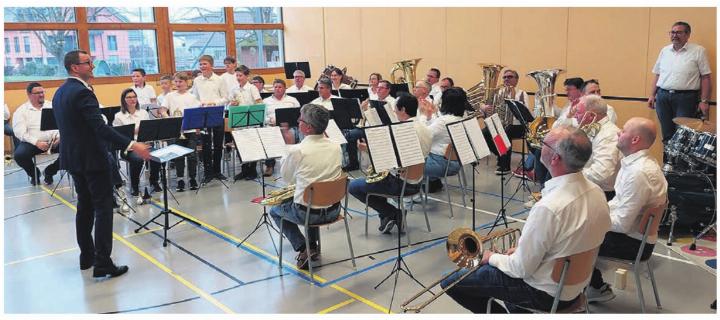 Die Musikschüler verschmolzen mit der MG Beinwil zu einem generationenübergreifenden Ensemble. Fotos: ew