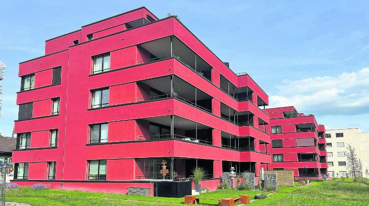 Wohnen am Sinser Dorfbach – Ansicht der beiden Häuser Nr. 11 und 15. Foto: zVg