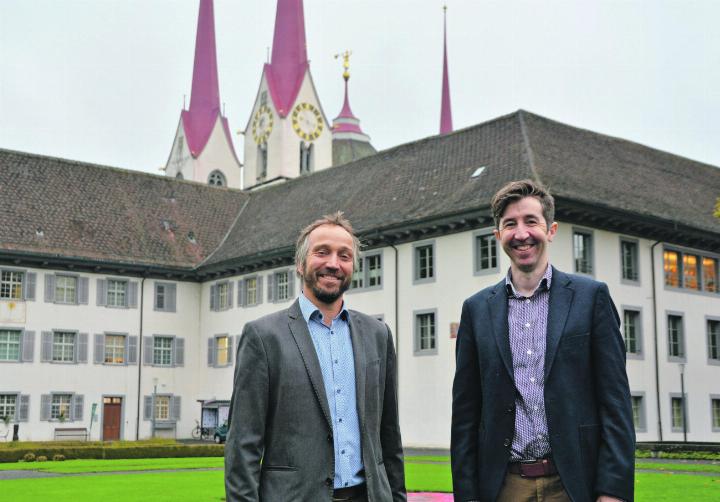 Die Vorfreude ist bei Gemeindepräsident Hans-Peter Budmiger und Projektleiter Tobias Holzer schon 26 Monate vor dem grossen Jahr spürbar (von links). Foto: ake