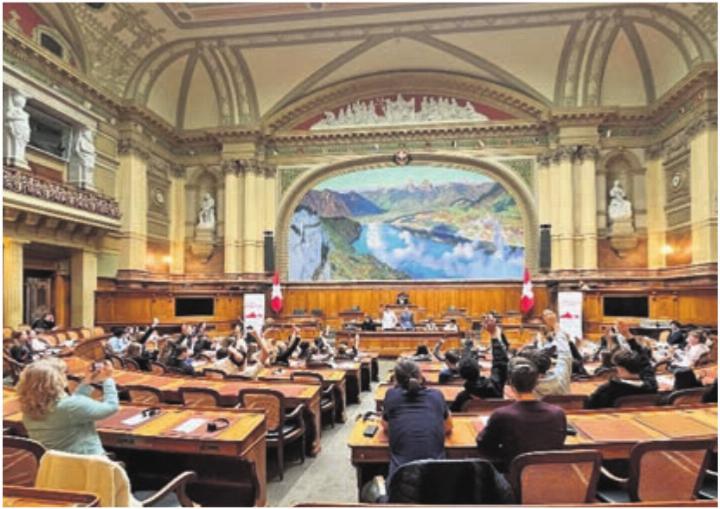 Die Schüler im Nationalratssaal. Foto: zVg