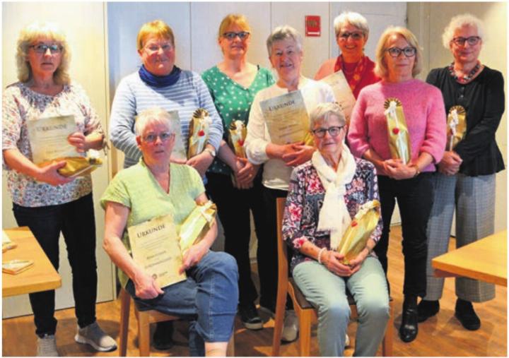 Die Gründungsmitglieder, welche zu Ehrenmitgliedern ernannt wurden: Ursi Bättig, Annemarie Furrer, Sylvia Huwiler, Doris Müller, Margrit Wey, Rösli Trottmann, Manuela Angst (stehend von links). Benä Furrer und Margrit Bucher (sitzend von links). Auf dem Foto fehlen Bea Nietlispach und Gaby Müller. Foto: zVg