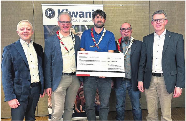 Die Kiwanis übergeben der Altpfadfinder-Stiftung den Scheck. Alex Meyer, Thomas Geissmann, Benny Kammer, Benno Kohli und Tobias Knecht (von links). Fotos: zVg