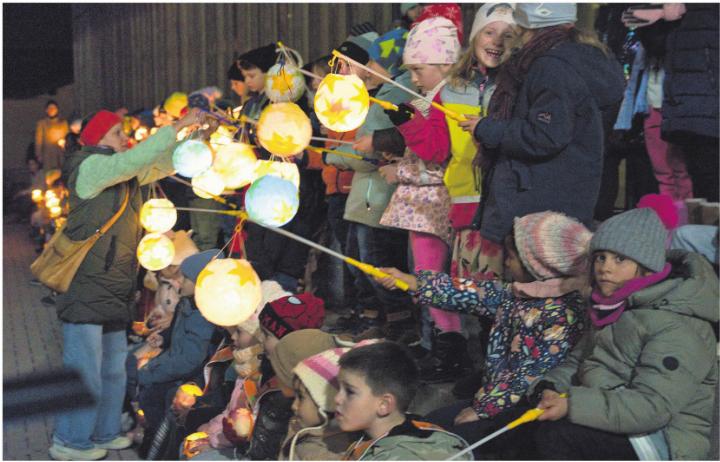 Eine Schweizer Tradition erhellte die Novembernacht in Auw. Foto: zVg