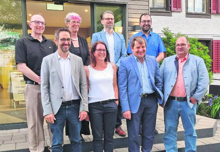 Hinten: Daniel Käppeli, Franziska Stenico-Goldschmid, Jan Bühler, Eser Tas Vorne: Ralf Bucher, Patricia Frey, Jakob Sidler, Theo Kern (von links). Foto: zVg