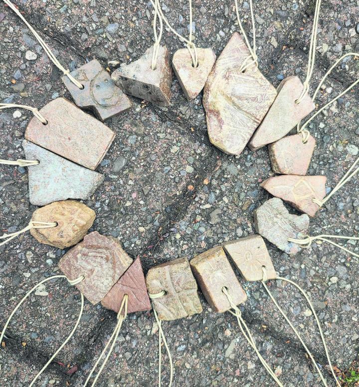 Anhänger aus Speckstein – Wundersteine zum Mitnehmen. Foto: zVg