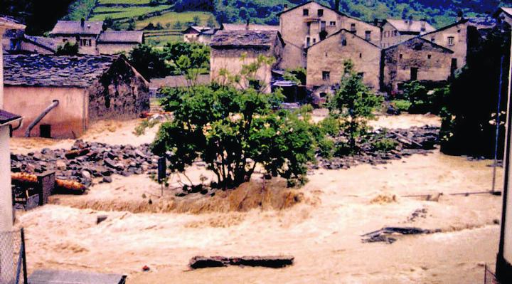 Zahlreiche Flüsse und Bäche traten über die Ufer und hinterliessen ein Bild der Verwüstung in Poschiavo. Foto: Musei Poschiavo