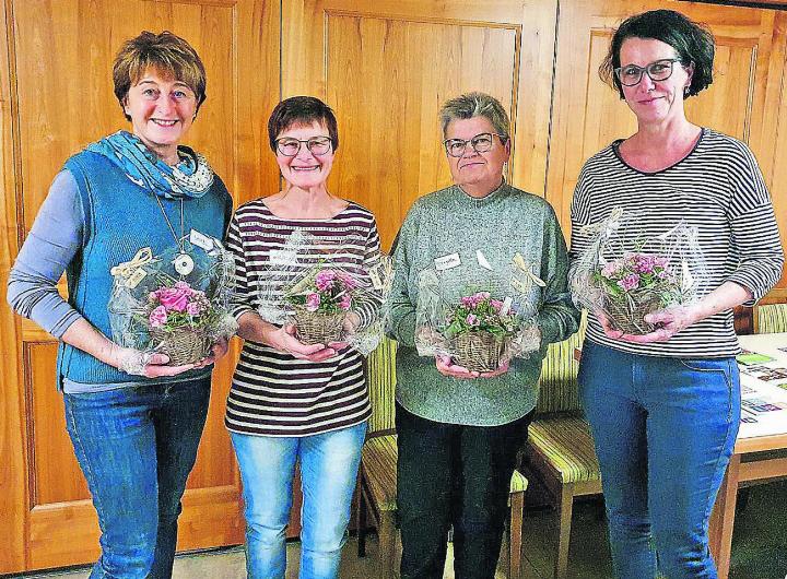 Wurden für langjährige Tätigkeiten geehrt: Trudi Vollenweider, Vorstand für 10 Jahre, Marlen Konrad, Muri für 20 Jahre, Brigitte Rey, Geltwil für 10 Jahre, Kathrin Imoberdorf, Mühlau 10 Jahre, (von links). Es fehlt: Luzia Küng, Aristau 20 Jahre. Foto: zVg