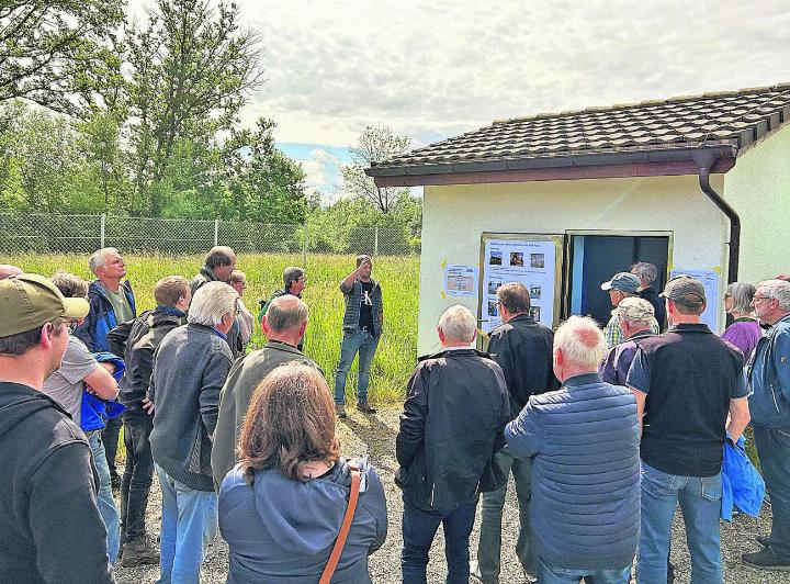 Die Mitte Auw hat das neue Pumpwerk «Reussegg Süd» und den Sodbrunnen der Wasserversorgung Auw besucht. Foto: zVg