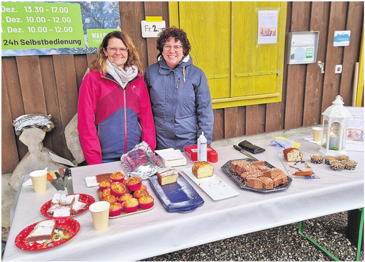 Irène Frischknecht und Marlis Villiger vom Vorstand freuen sich über die vielen gespendeten Kuchen (von links). Foto: zVg