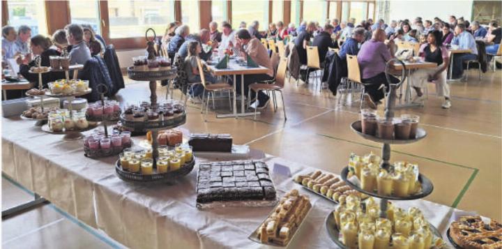 Diverse hausgemachte Suppen und ein reichhaltiges Dessertbuffet. Fotos: zVg