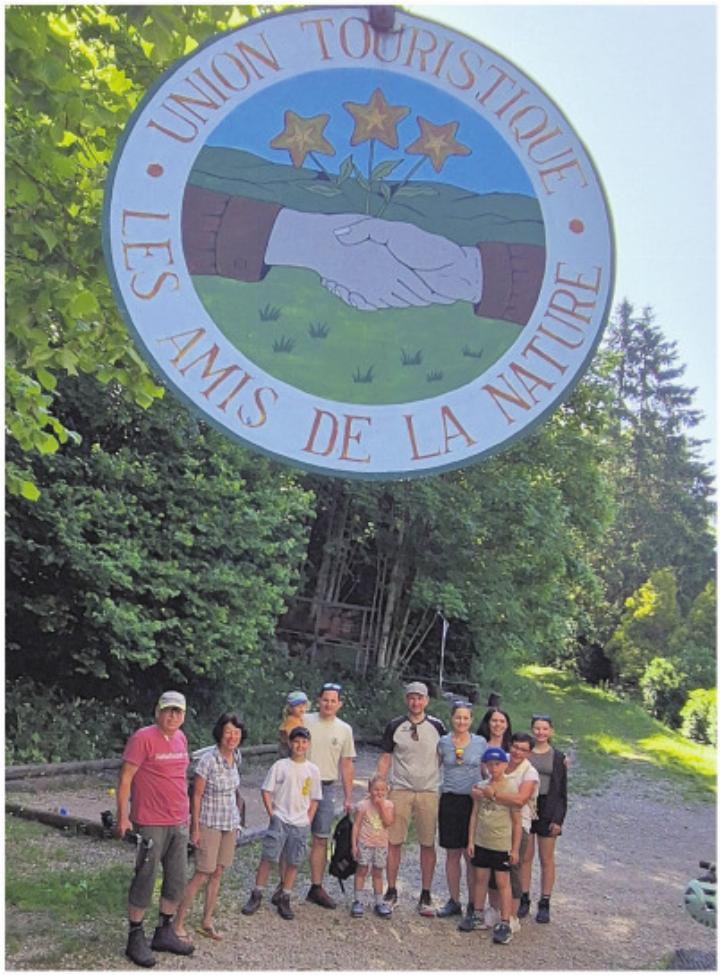 Naturfreunde vor dem Haus Prise Milord. Foto: zVg
