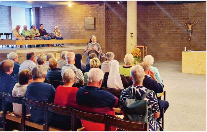 Schwester Christiane begrüsst den Verein am Grab von M. Theresia Scherer. Foto: zVg