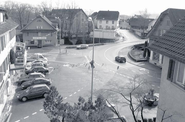 Der Einhorn- oder Dorfplatz, wie er sich 2000 präsentierte. Die legendäre Kurve durch Sins war ein Schauplatz vieler Verkehrsunfälle. Der Kulturverein «d’Seiser Kurve» wurde nach dieser Kurve benannt. Fotos: Anzeiger-Archiv