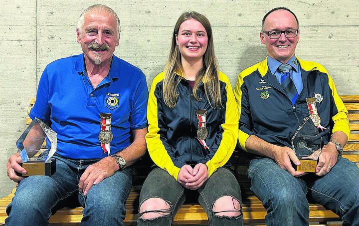 Die Sieger der Bezirksmeisterschaft: Willy Keusch (Boswil, Feld D), Nadja Christen (Beinwil, Jungschützen) und Rolf Furrer (Beinwil, Feld A), von links. Es fehlt Andrea Meyer (Rottenschwil-Besenbüren, Feld E). Foto: zVg