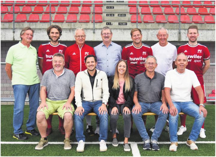 Das OK «75 Jahre FC Muri»: Thomas Lüscher, Samuel Schäublin, Hans Hübscher, Christian Zemp, Pascal Brun, Walter Stierli, Michael Stadelmann. Jörg Weiss, Vito Basile, Vanessa Passerini, Josef Etterlin, Geri Steinger (vorne, von links). Foto: zVg