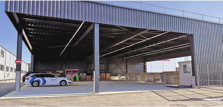 Das Recyclingcenter ist überdacht und bietet einige, wenige Parkplätze. Foto: rah