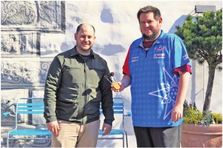 Stefan Bellmont (rechts) übergibt die Pfeile an David Etter. Foto: Burg Zug