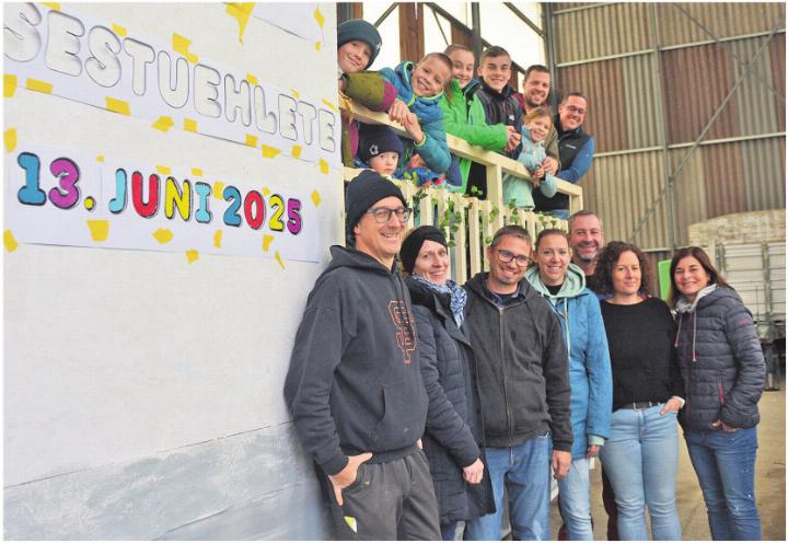 Ein bunter Haufen. Sechs Familien mit Kindern bauen in Söriken am Wagen. Foto: zVg