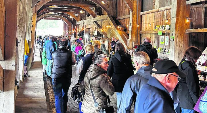 Viele Besuchende freuten sich über das Angebot an den Marktständen. Bilder: dv